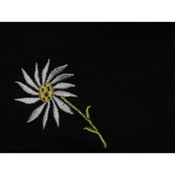 AKC size 1X linen blend black capris embroidered daisies plus size women's - Picture 3 of 4